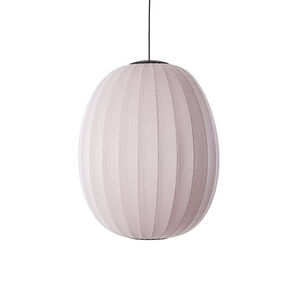 Lys pink oval pendel lampe med strikket tekstur og sort hængende ledning til installation.